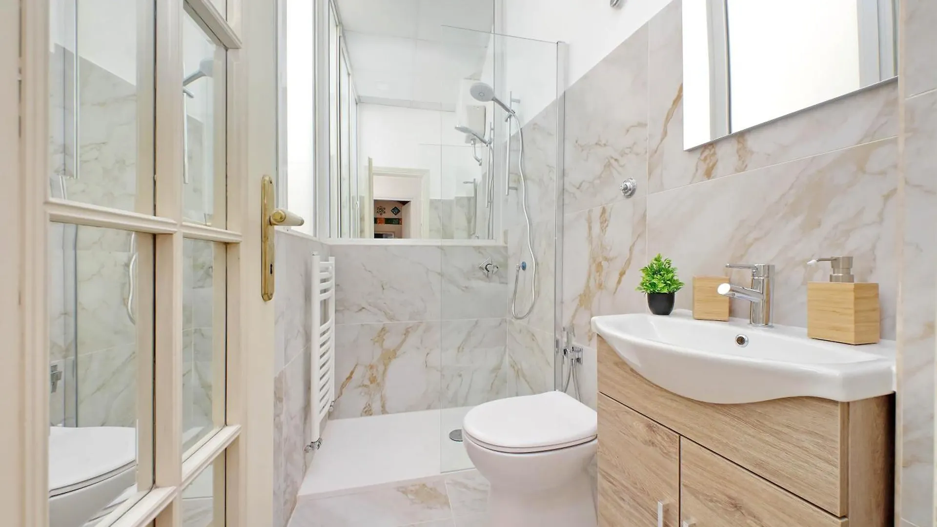 4Bnb - Lungaretta Jacuzzi Apartment Rome 0*,  Italy