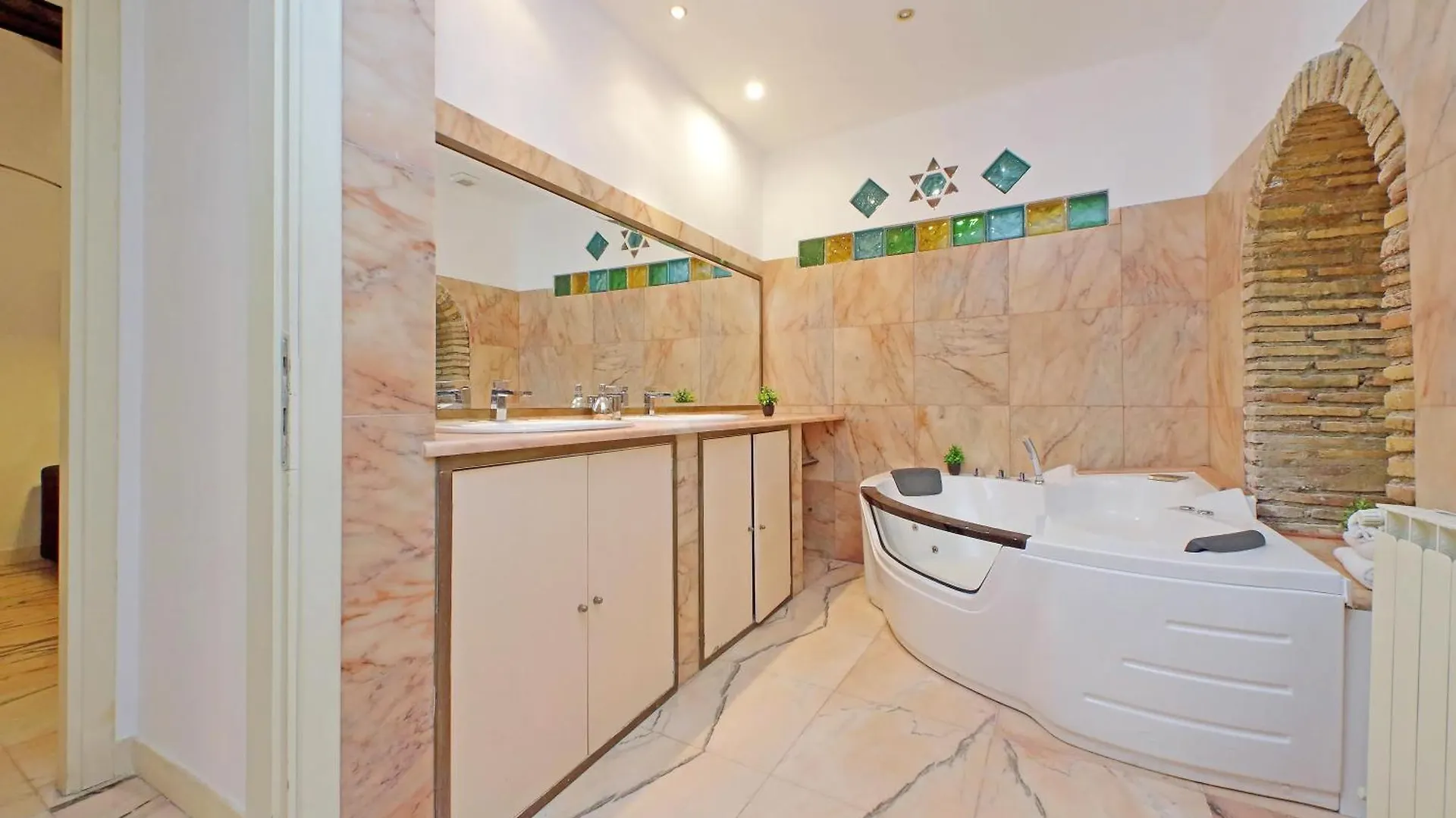 4Bnb - Lungaretta Jacuzzi Apartment Rome Italy