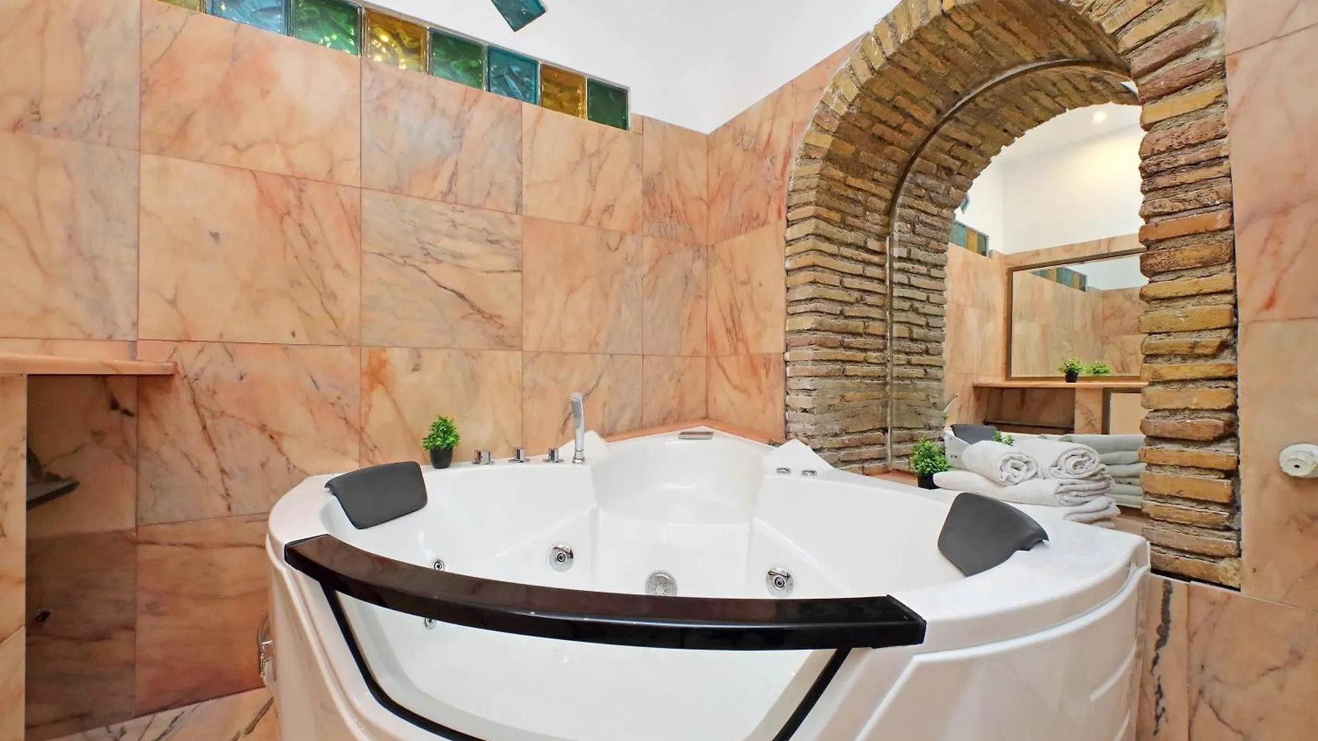 4Bnb - Lungaretta Jacuzzi Apartment Rome